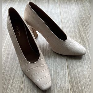 &Other Stories Genuine Leather Pumps in size 36.